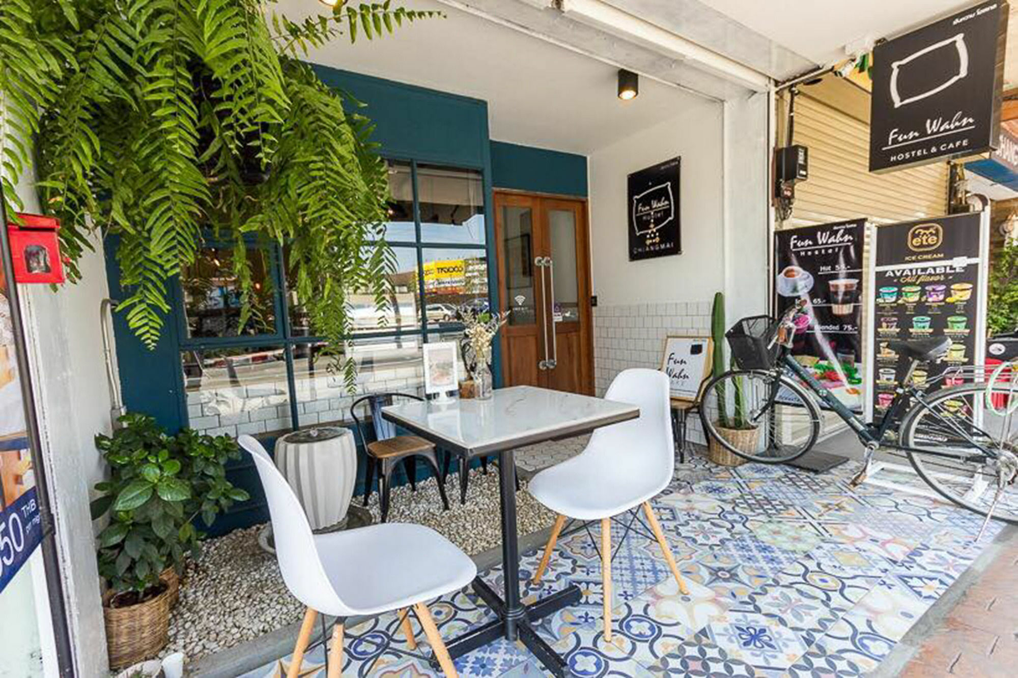 Funwahn Hostel And Cafe Chiang Mai Exteriör bild
